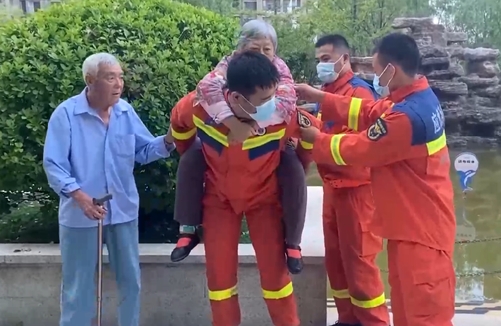 河北消防：救援結束又遇求助 消防員背扶13層送老人回家